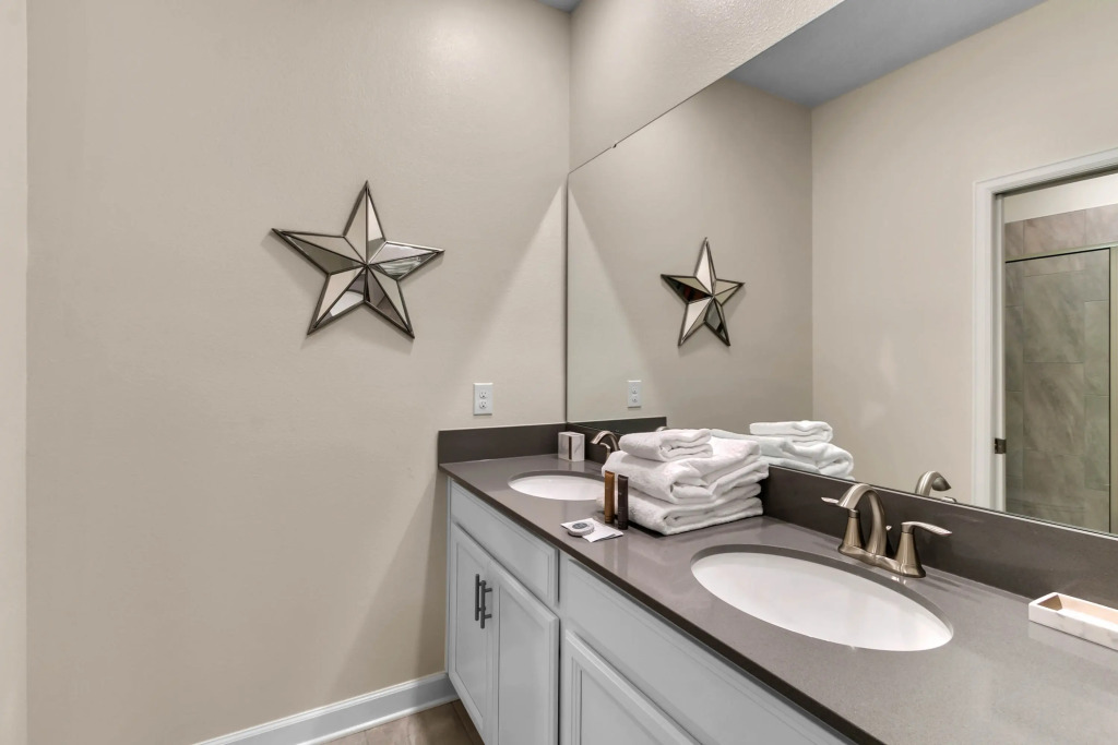 6 Bd 6 Ba Storey Lake 4528 Tb
