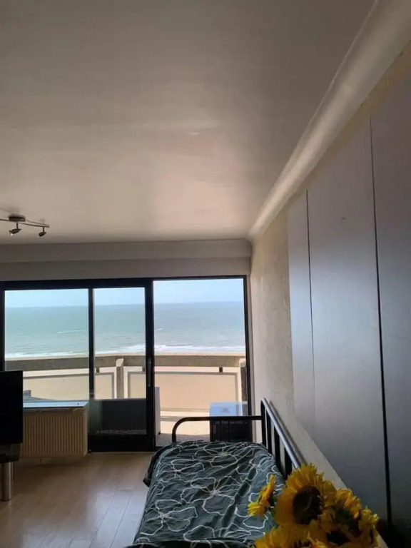Stunning 1-bed Apartment in Oostende Beach-view