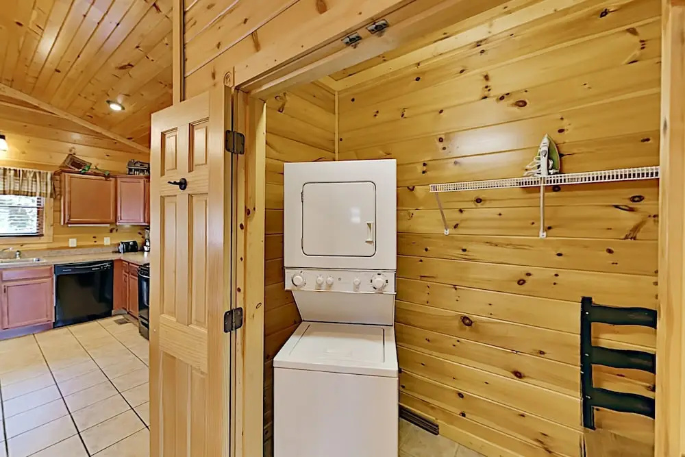 Gatlinburg Falls W/ Hot Tub & Big Views! 2 Bedroom Cabin