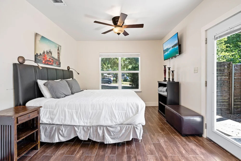 Screened-in Porch Walkable to Soco