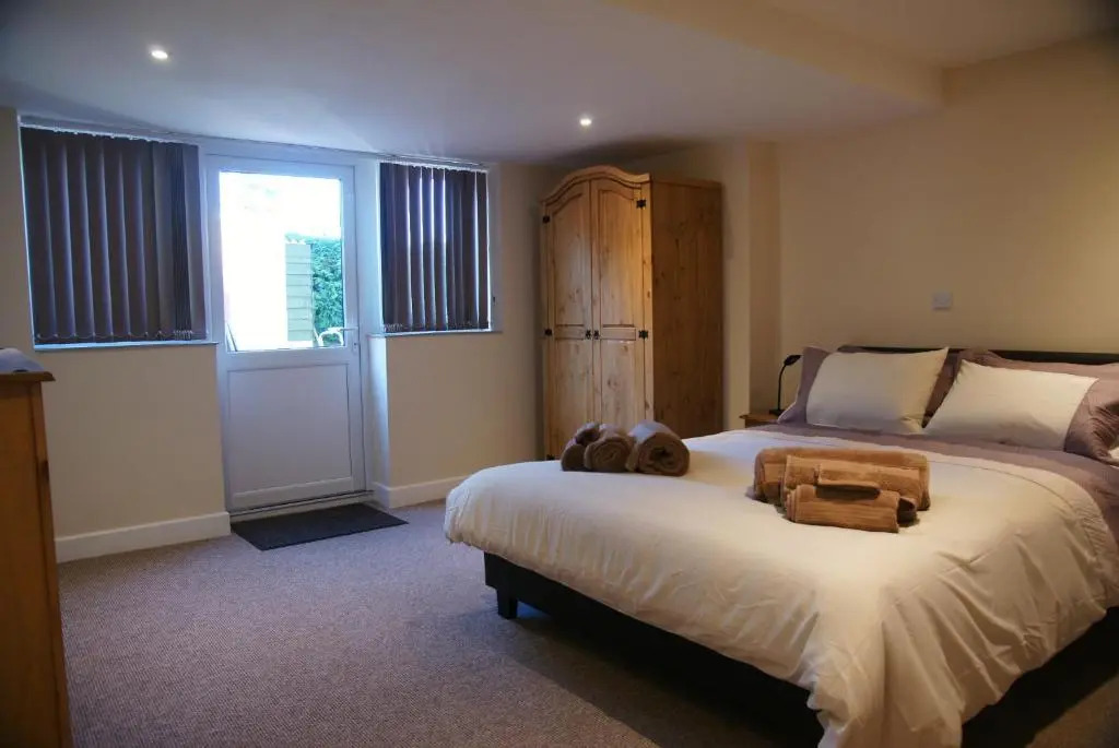 Modern Self-Contained Annex 10 min walk to beach