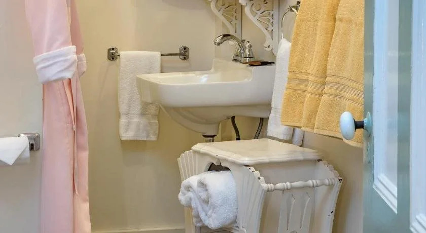 Clementines Guest House & Vacation Rentals