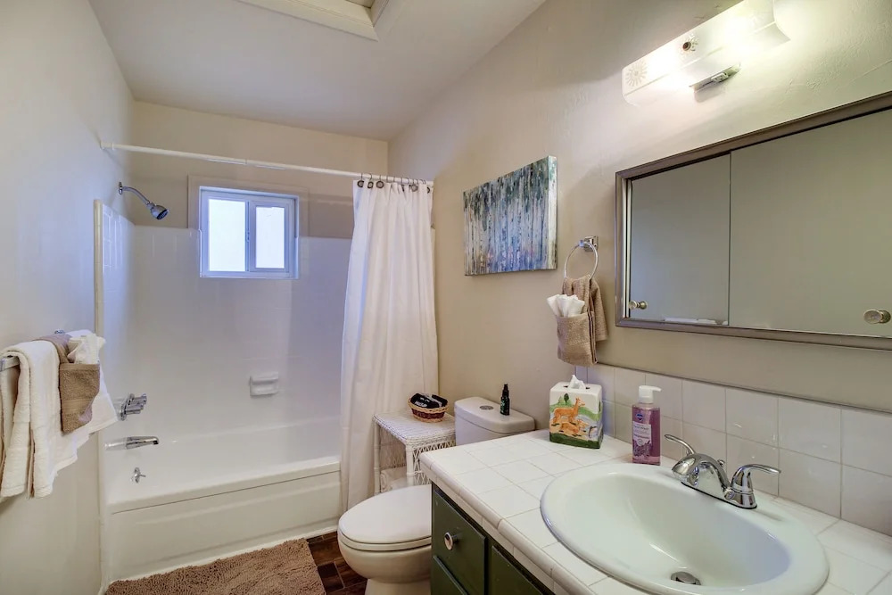 Furnished Porch + Gas Grill: Lakeside Cottage Stay