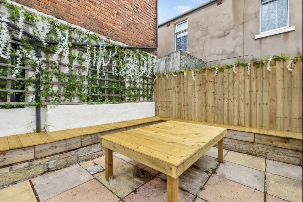 Tropical Apartment, 10 min from Blackpool tower, outside space, sleeps 12