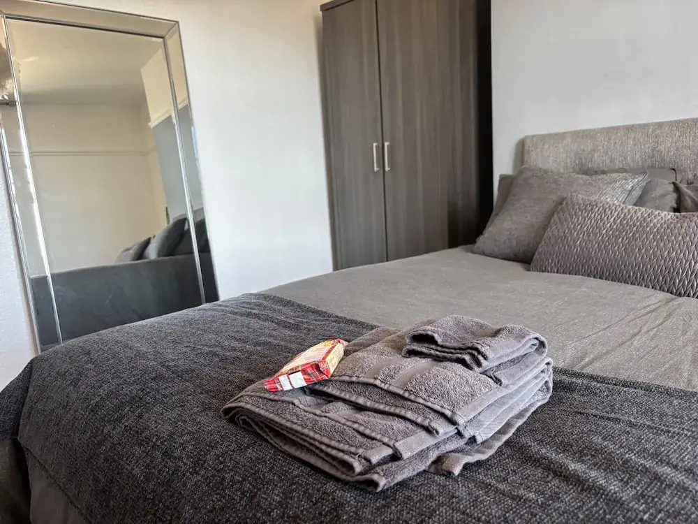 Modern 2-bed Victorian Apartment - Sleeps 6 & Pets