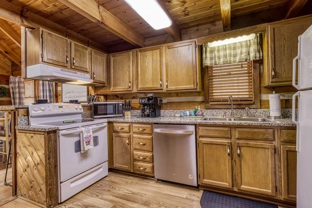 Laceys Place by Beyond Expectations With Hot Tub