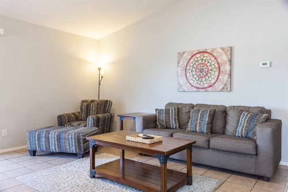 2821 Avondale