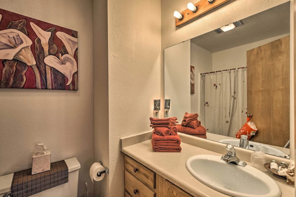 Downtown Red River Retreat w/ Mtn Views + Yard