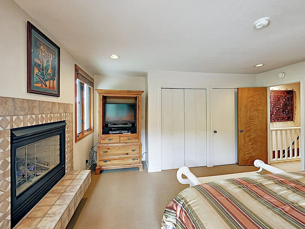 New Listing! Tamarack W/ Pool & Hot Tubs 4 Bedroom Townhouse
