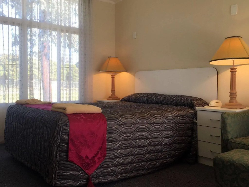 Silver Oaks Motel
