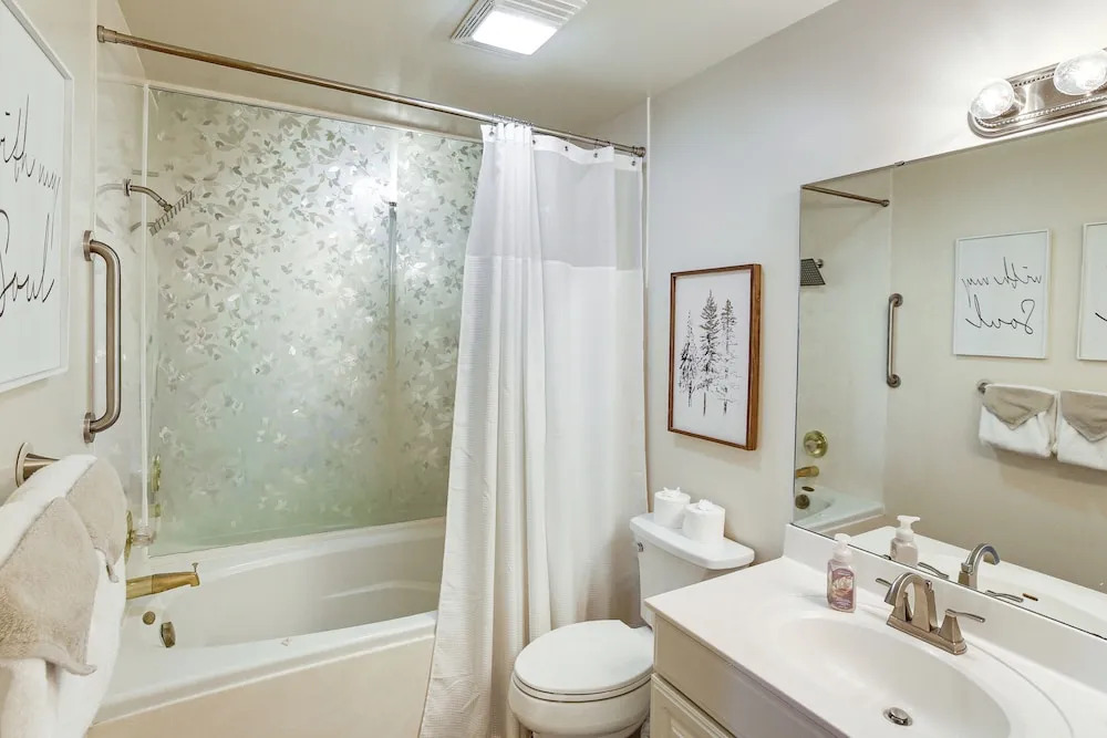 Golf, Pools & Near The Strip! Pointe Royale Condo
