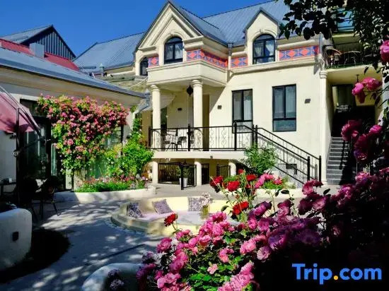 Yining Huatian Bieyuan Homestay (Liuxing Street Scenic Area)
