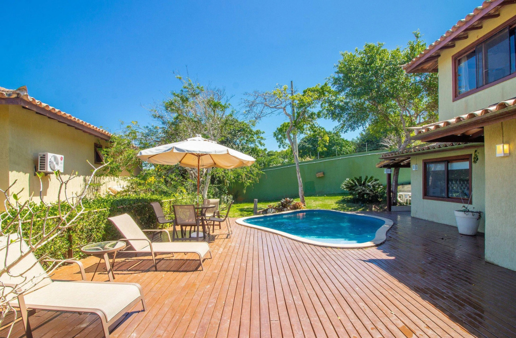 Casa com Cinco Suítes em Condomínio Seguro a 1min da Praia do Forno Por Luxury Rentals