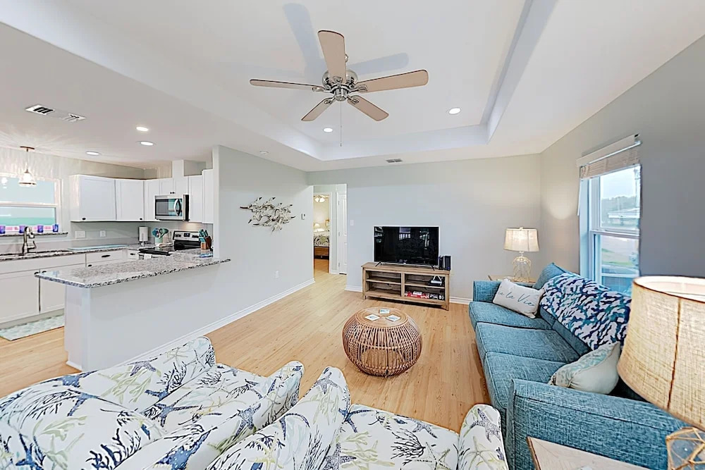 Brand-new Getaway W/ Screened Porch - Walk To Bay! 2 Bedroom Home