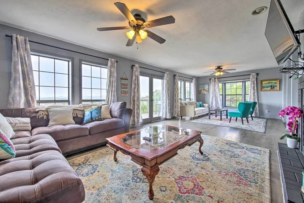 Scenic Hilltop Hideaway, Mins to River & Lake
