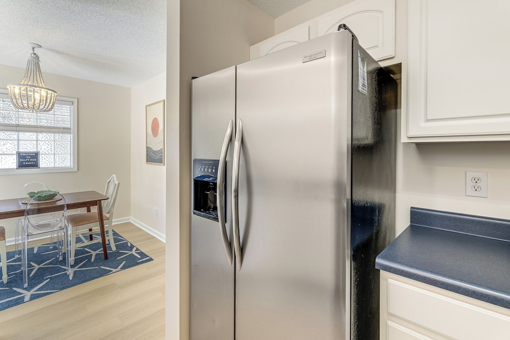 Well-equipped Emerald Isle Townhome: Pets Welcome!