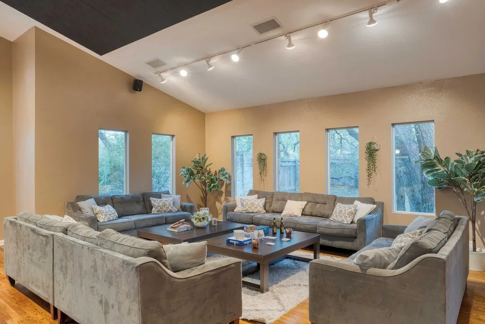 Sleeps 18! Game Room, Deck w/ Firepit, 5bdr, Casita Cedar & Stone by Avantstay