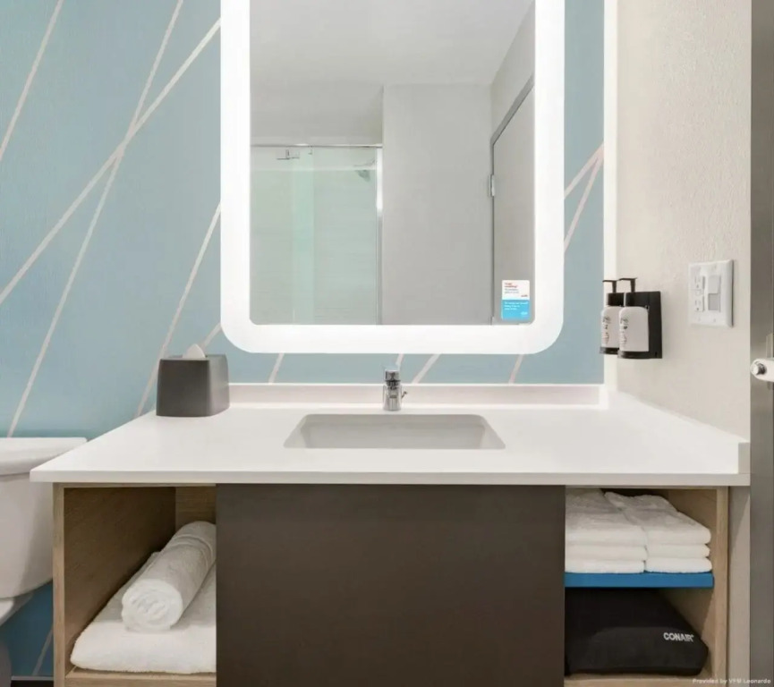 avid hotels - Macon North by IHG