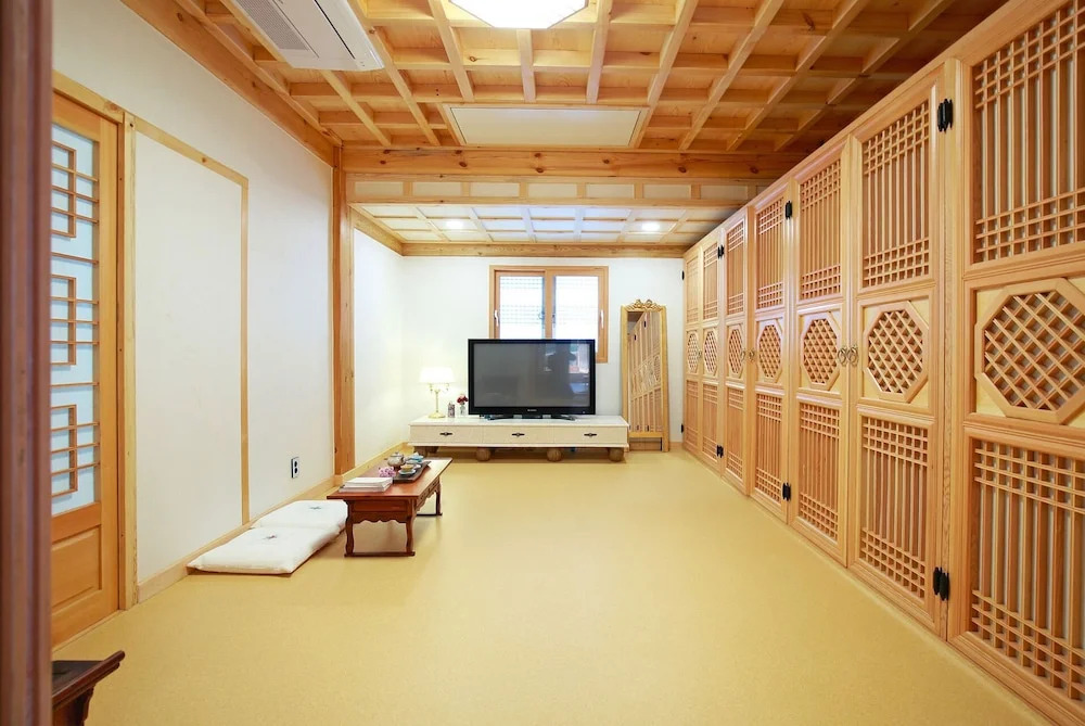 Wiyeonjae Hanok Stay