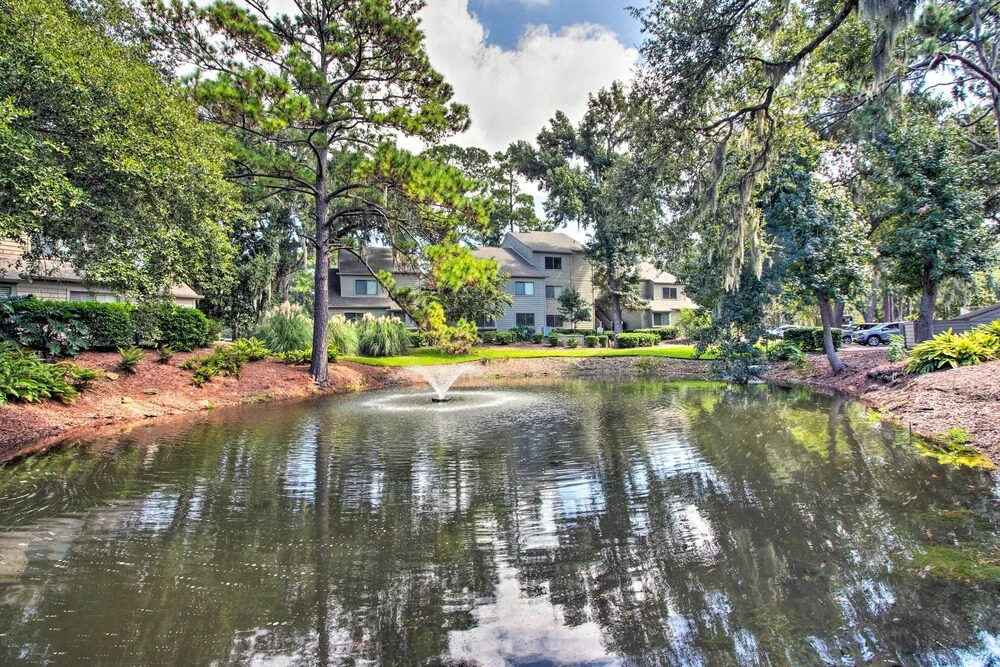 Villa w/ Golf Course Views, Walk to Harbour Town