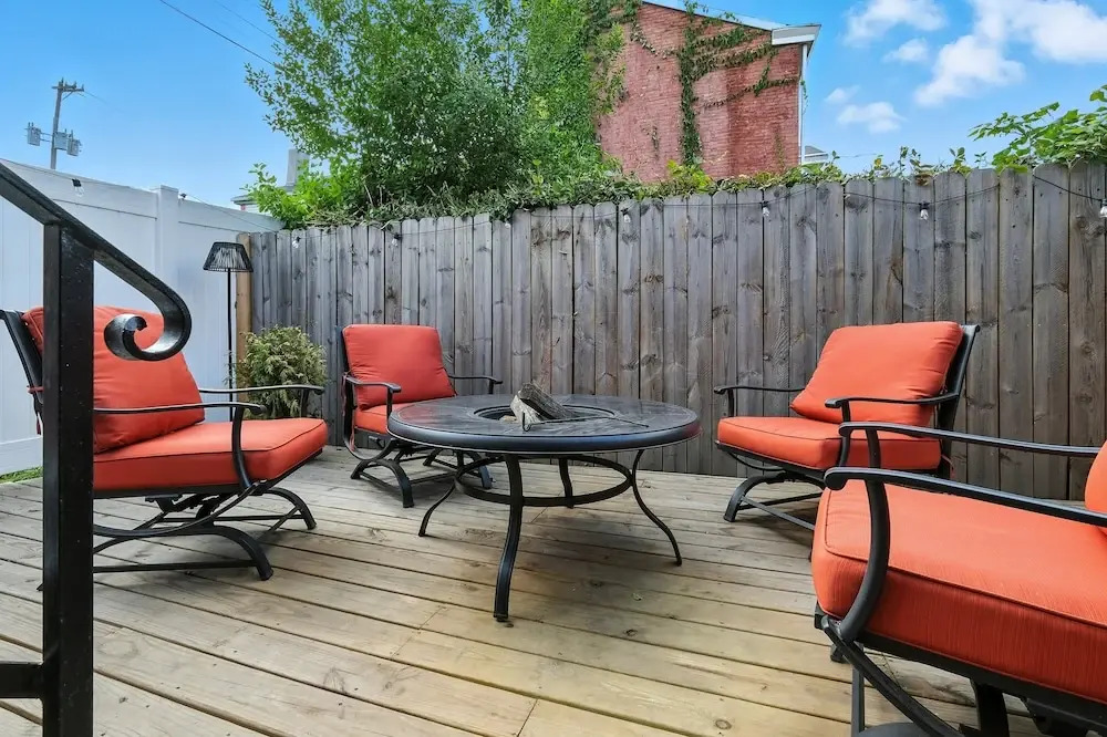 Cozy Historic Row Home- Near Stadiums! 3 Bedroom Home