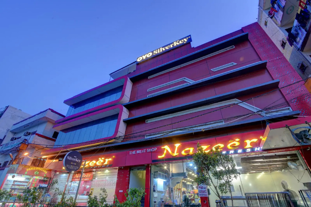 Super Collection O West Vinod Nagar Metro Station Formerly Royal Inn