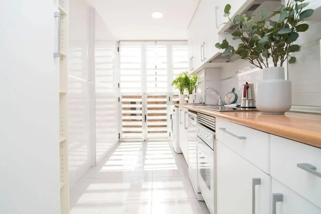 Sunny Apartment at the foot of Royal Palace by Batuecas