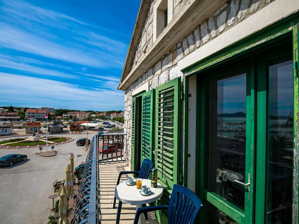 Scenic Apartment in Pakoštane near Sea & Town Center