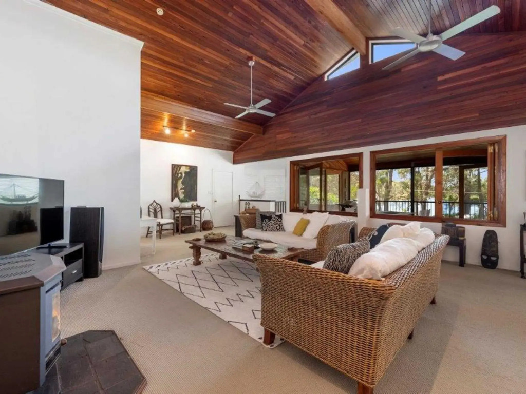 Lakeside Lodge