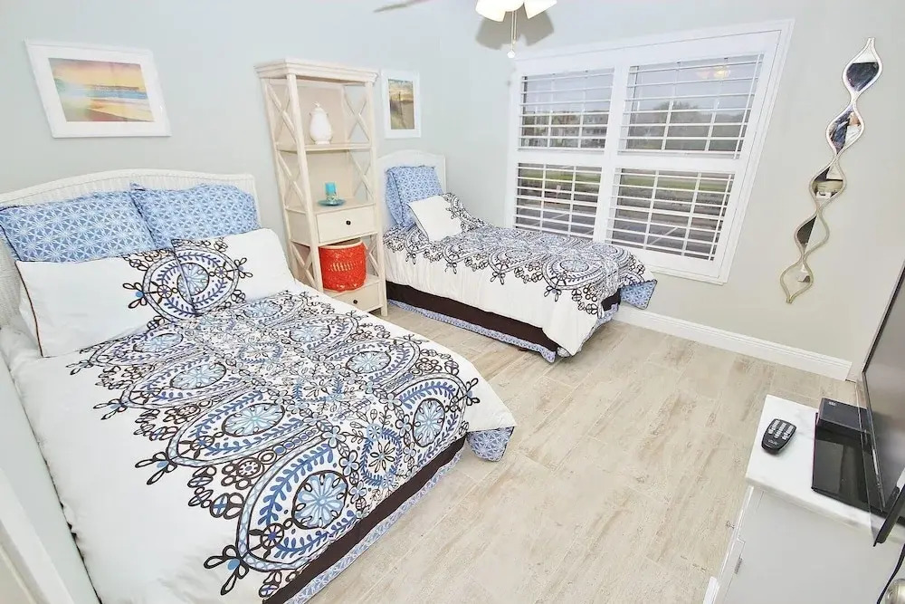 Colony Beach Club 241