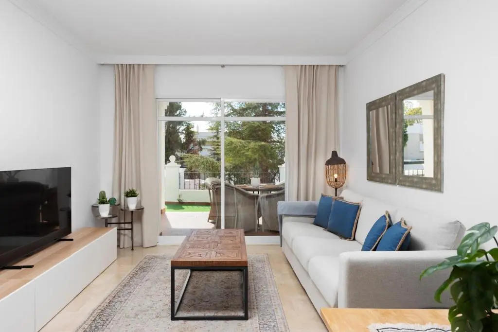 Bright 2 Bedroom apartment with parking space and swimming pools in Aloha Gardens
