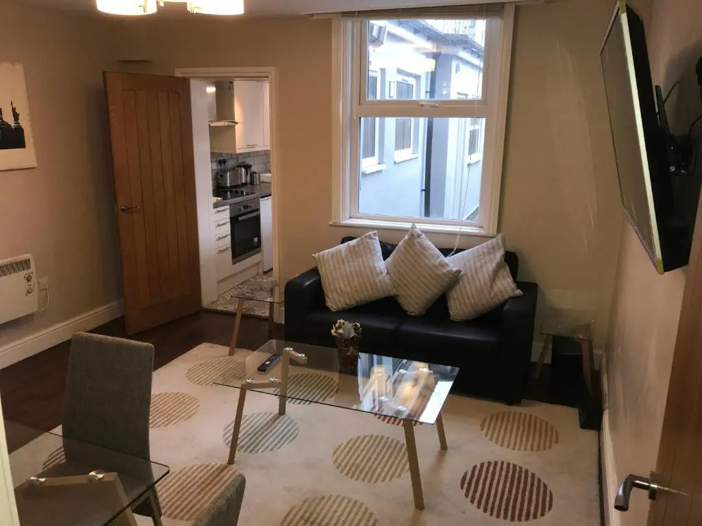 Ground Floor Contemporary 1 Bed Apartment