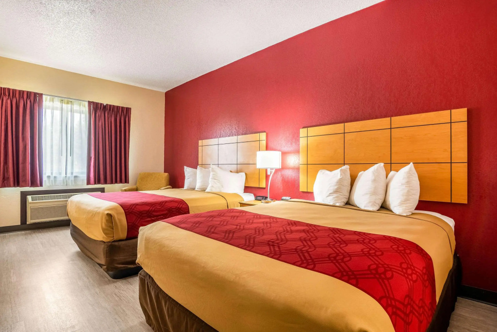 Econo Lodge Topeka at Wanamaker