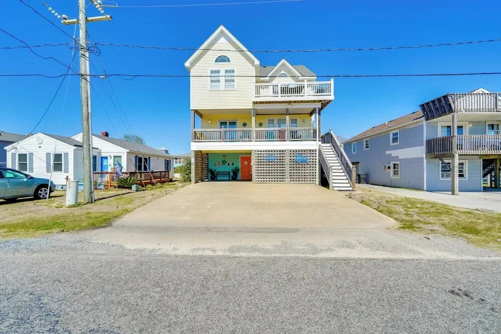 Walk to Pier: Spacious Coastal Home