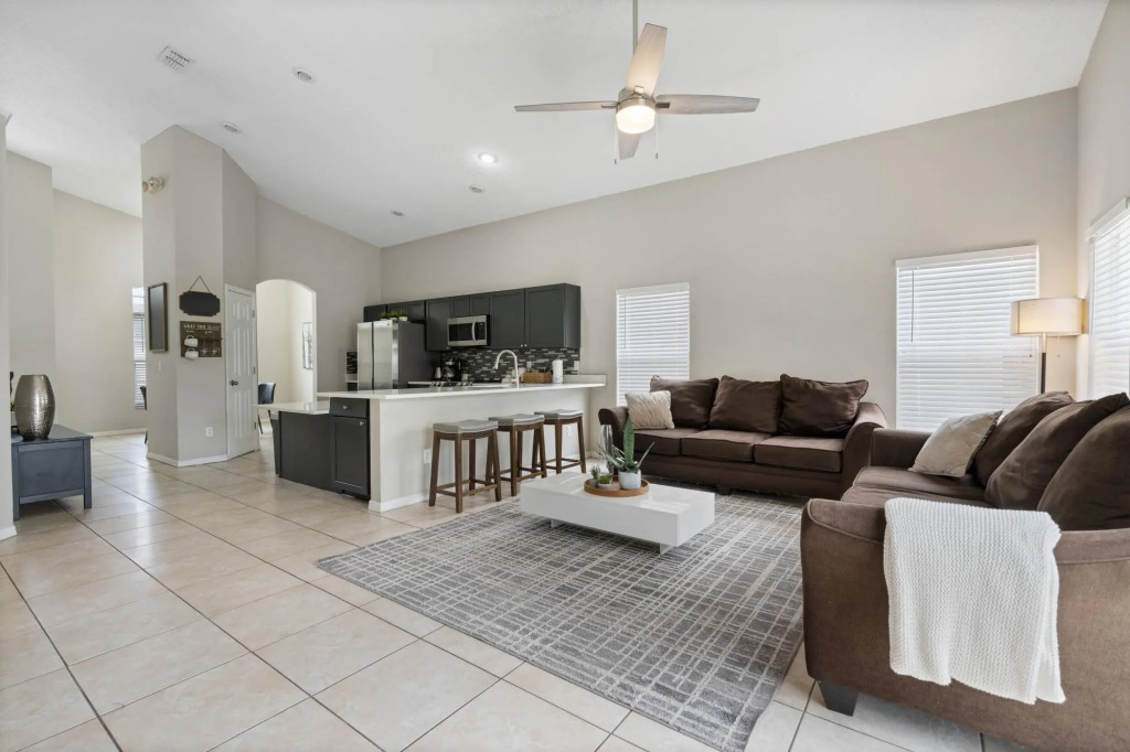 Cozy 5 bedrooms, tranquility right next to Disney!