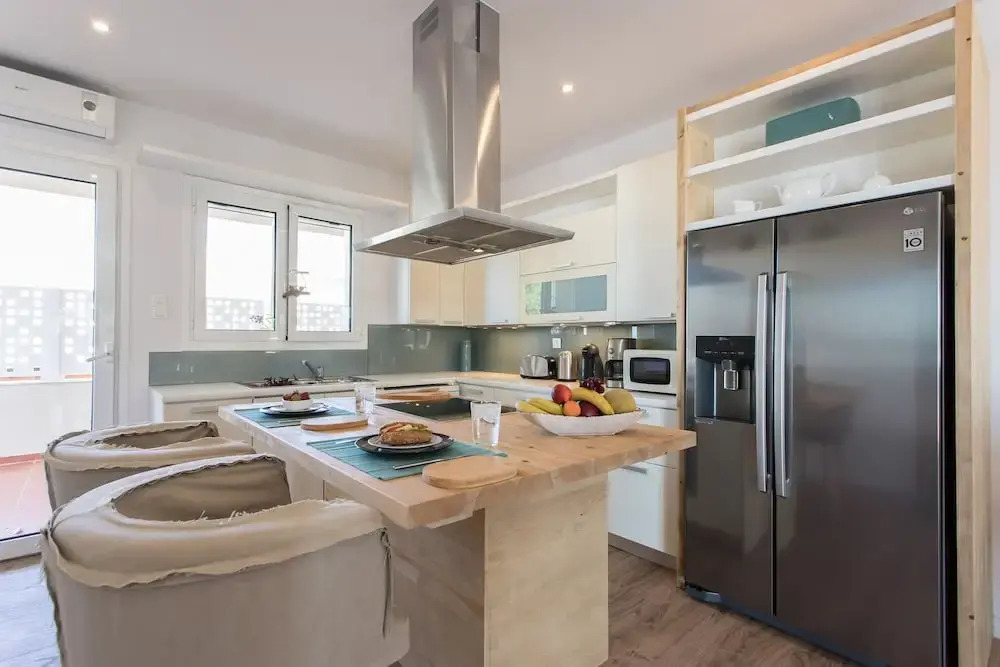 Beachfront Modern Property With 2 Outdoor hot Tubs Only 300m From Restaurants Shops