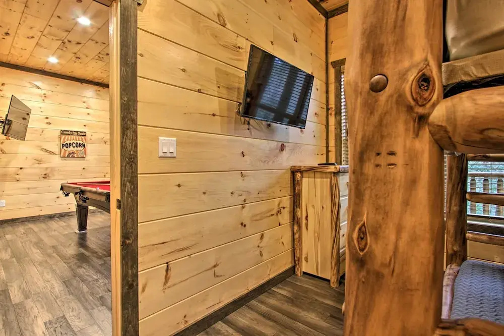 Luxe Cabin w/ Home Theater < 2 Miles to Gatlinburg