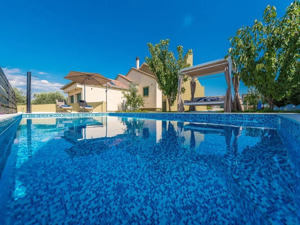 Elegant 4 Bedroom Villa With Private Swimming Pool, Nice Garden, Tennis Court