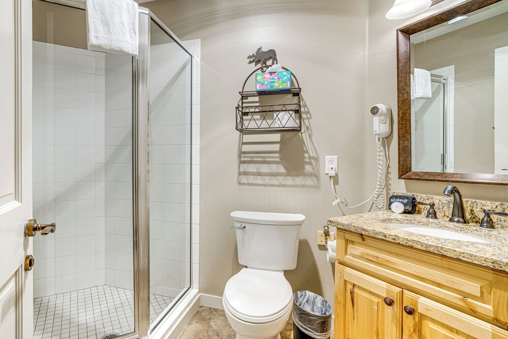 Walk to Lifts: Condo w/ Copper Mtn Views in Frisco