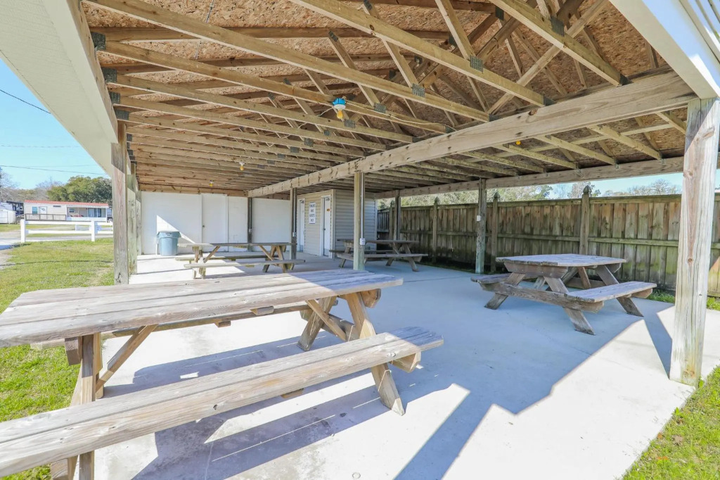 Spacious Home with Waterfront View-Welcome Pets