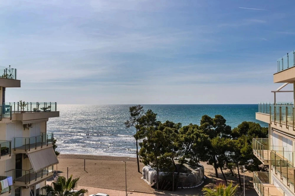 Beachfront Apartment With Pool Access