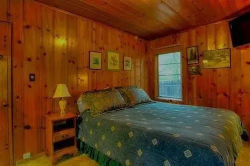 Twin Top Lakefront 6 Br Cabin by RedAwning