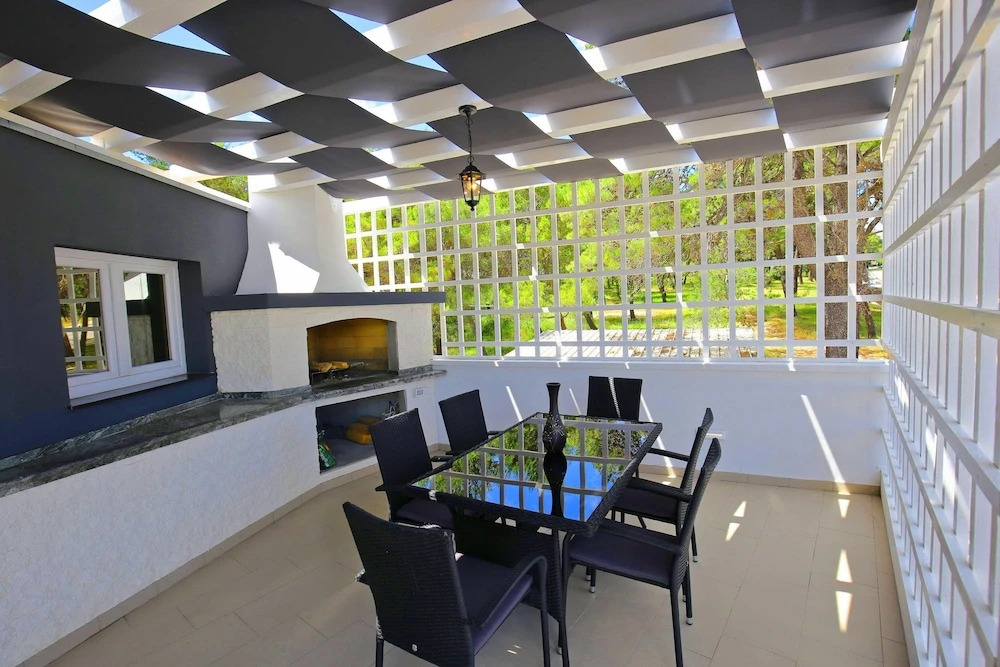 Deluxe MKC Apartments