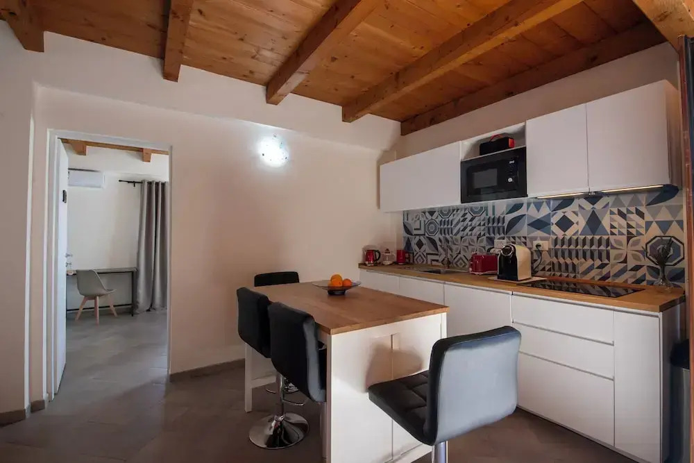 Casale in legno nella natura laziale