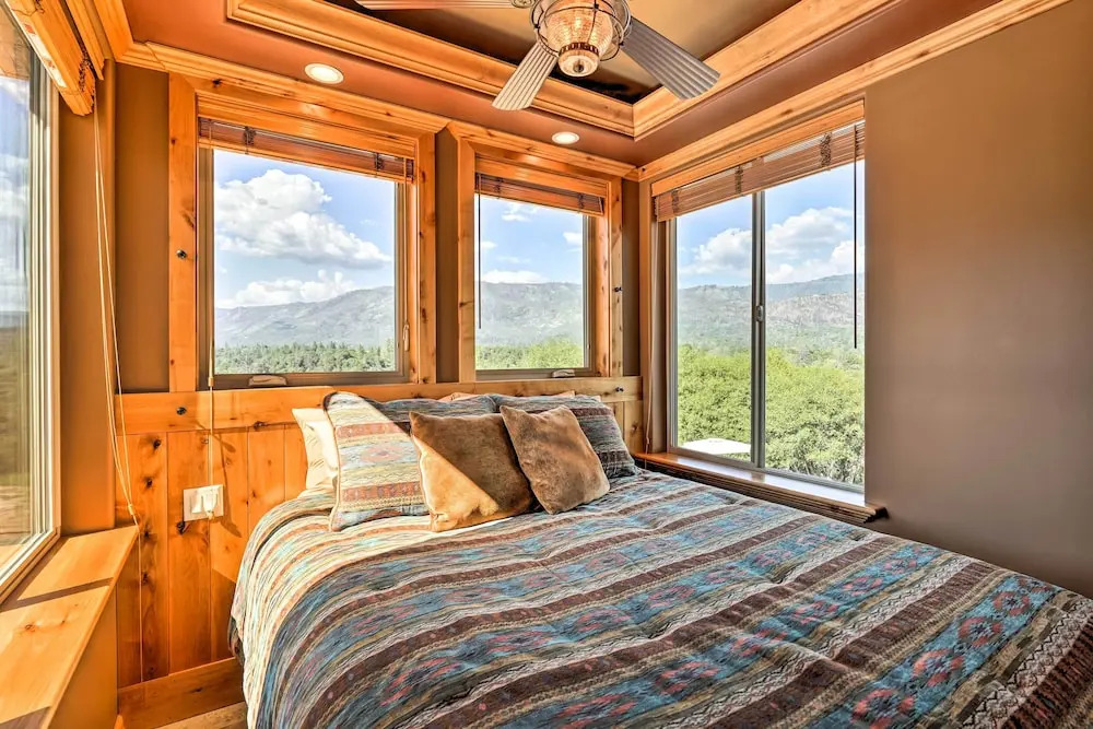 28 Mi to Yosemite: Lovely Mtn Cottage w/ Deck!