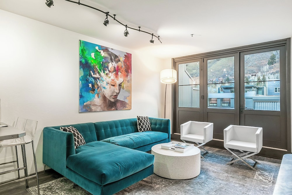 New San Juan 303 by Avantstay Modern Penthouse w/ Deck Overlooking Main Street