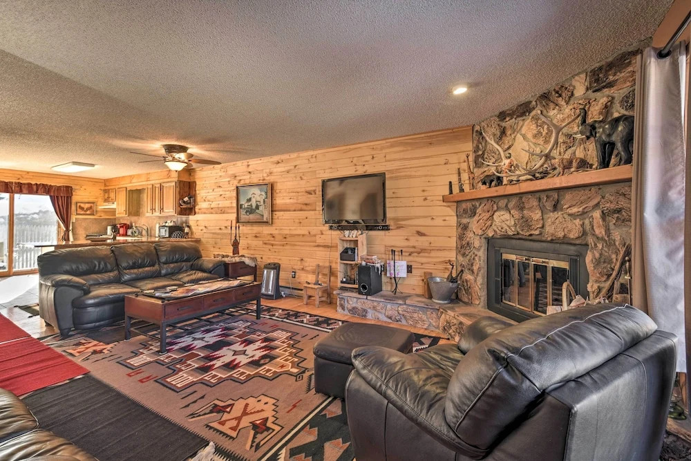 Downtown Red River Retreat w/ Mtn Views + Yard