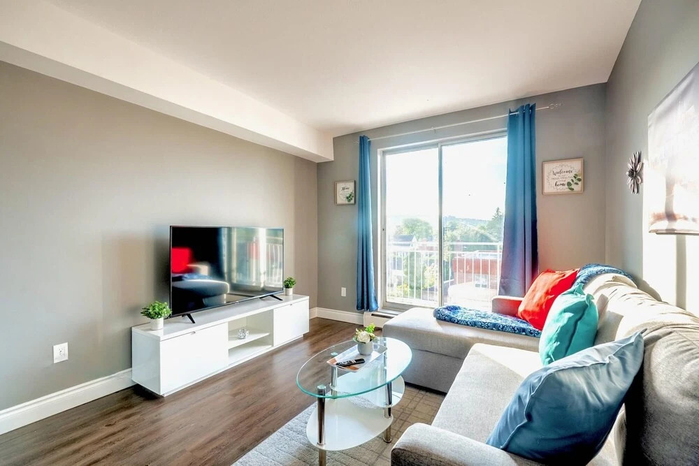 1BR Apt w Netflix Balcony - Near DT Hamilton