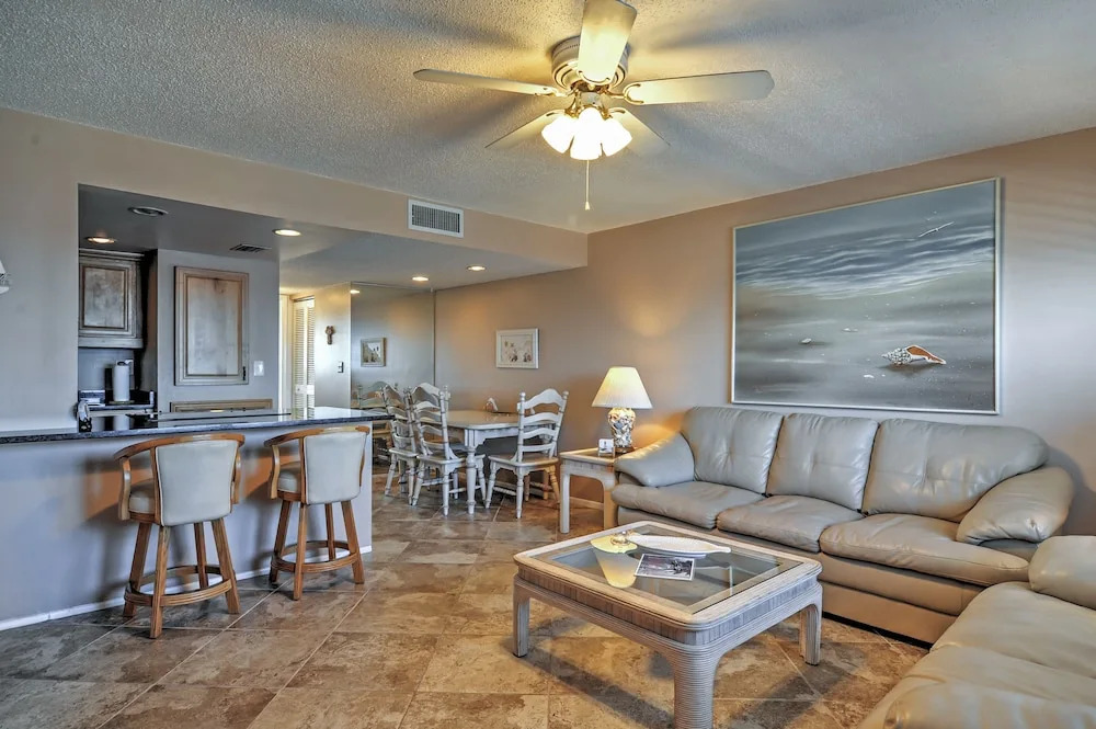 Beachfront St Petersburg Condo w/ Community Pool!