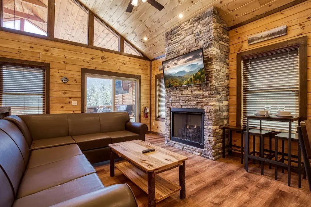 Ern806 - Splashin' Views 2 Bedroom Cabin by RedAwning